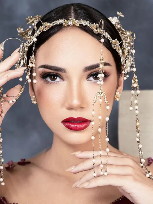 Polesan makeup tradisional karya Makeup Artist @hepidavid menyempurnakan penampilannya.  [Foto: Instagram/@mozawahyu]