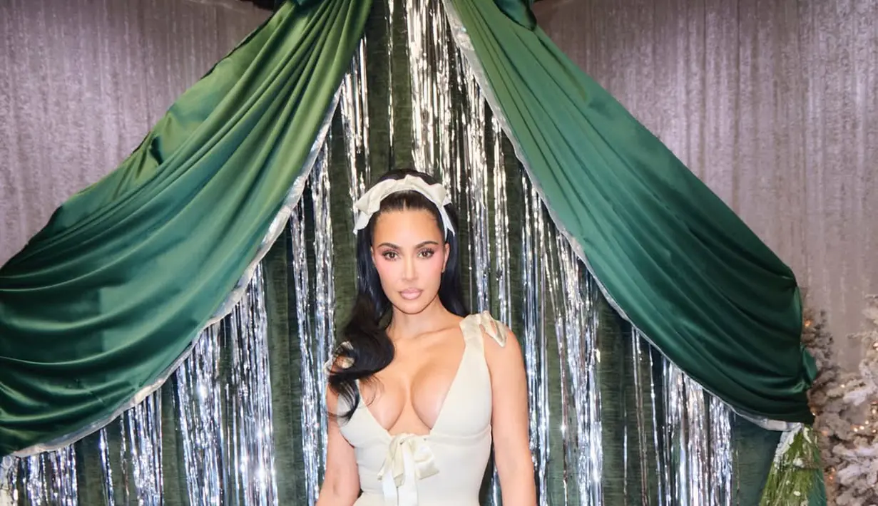 Gaya rambutnya dibuat bervolume, dengan ikal yang cantik. Sematan bando pita hadirkan kesempurnaan gaya yang memukau. [Foto: Instagram/ kim Kardashian]