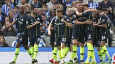 Para pemain Manchester City merayakan gol yang dicetak oleh Aymeric Laporte ke gawang Brighton and Hove Albion pada laga Premier League di Stadion AMEX, Minggu (12/5). Manchester City menang 4-1 atas Brighton and Hove Albion. (AP/Frank Augstein)