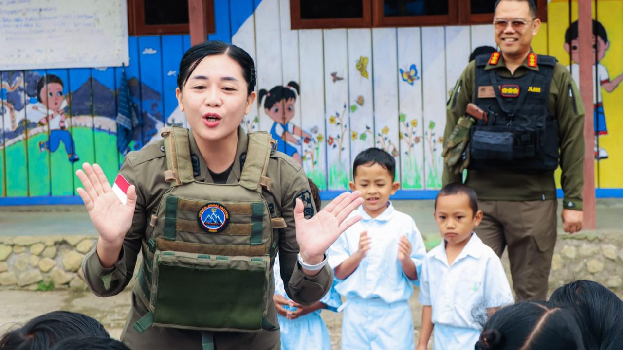 brigadir cantik hibur anak papua