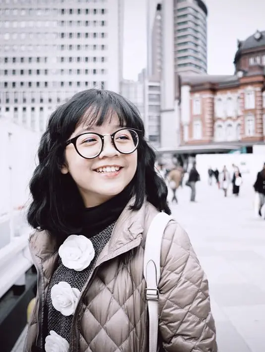 Sejak kecil dan sampai sekarang ini, Cinta memang selalu tampil dengan kaca matanya. Dan kali ini ia membuat rambutnya menjadi agak curly.  (Instagram/cintakuya)