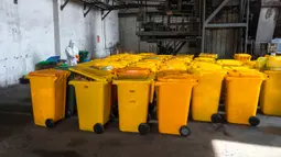 Pekerja mendisinfeksi kontainer berisi limbah medis di Wuhan Beihu Yunfeng Environmental Technology Co., Ltd. di Distrik Qingshan, Wuhan, Hubei, China, Rabu (4/3/2020). Perusahaan ini memikul tugas pembuangan limbah medis virus corona (COVID-19) yang berbahaya. (Xinhua/Cai Yang)