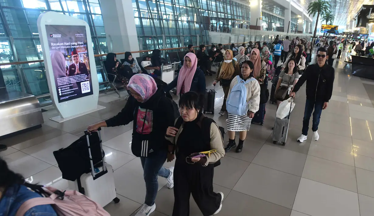 Pergerakan penumpang pesawat selama periode mudik Lebaran 2026 diperkirakan mencapai 9 juta orang di sejumlah bandara di Indonesia. Tampak dalam foto, calon penumpang saat berada di Terminal 3 Bandar Udara Internasional Soekarno–Hatta, Tangerang, Banten, Rabu (11/3/2026). (merdeka.com/Arie Basuki)