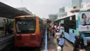 Suasana perbedaan antara peron di jalur 1 dan 2 bus Transjakarta di Terminal Blok M, Jakarta, Minggu (1/7). (Merdeka.com/Iqbal S. Nugroho)