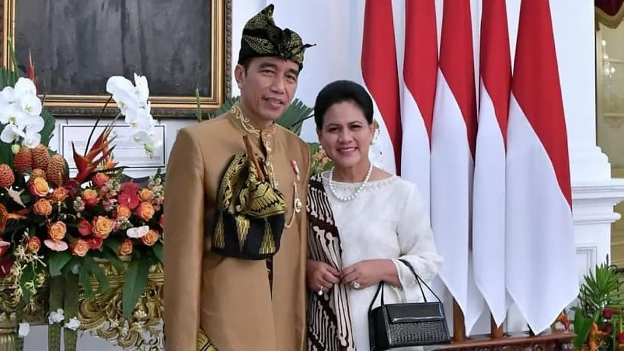 Jokowi dan Iriana menggunakan baju adat/Instagram @jokowi