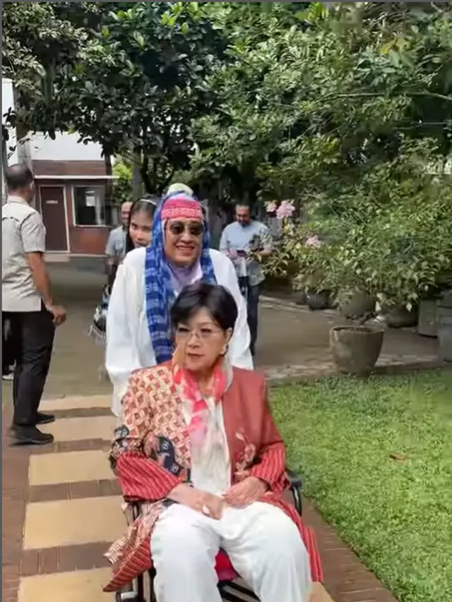 6 Potret Titiek Puspa Penuhi Undangan SBY dan Kumpul Bareng Artis Senior Sebelum Sakit