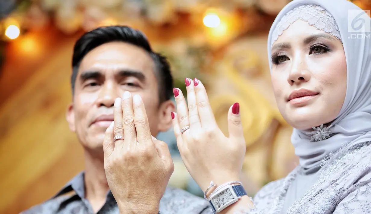 Aktris Shinta Bachir bersama anggota DPRD Sidrap, Idham Masse memperlihatkan cincin saat acara lamaran di kawasan Bambu Apus, Jakarta, Sabtu (8/9). Shinta Bachir (32) tampil anggun sambil mengenakan pakaian serba abu-abu. (Liputan6.com/Faizal Fanani)