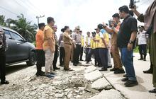 Hati-Hati Pemudik, Dua Titik Jalur Mudik di Pelalawan Ini Banyak Lubang dan Terbelah Akibat Banjir