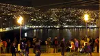 Warga berdiri dan melihat ke laut di Bukit Cerro Barron di kota Valpraiso usai gempa 8,3 SR, Chile, Rabu (16/9).  Menurut laporan dari otoritas setempat, gempa itu berpotensi memicu tsunami yang akan melanda Chile dan Peru.  (REUTERS/Rodrigo Garrido)