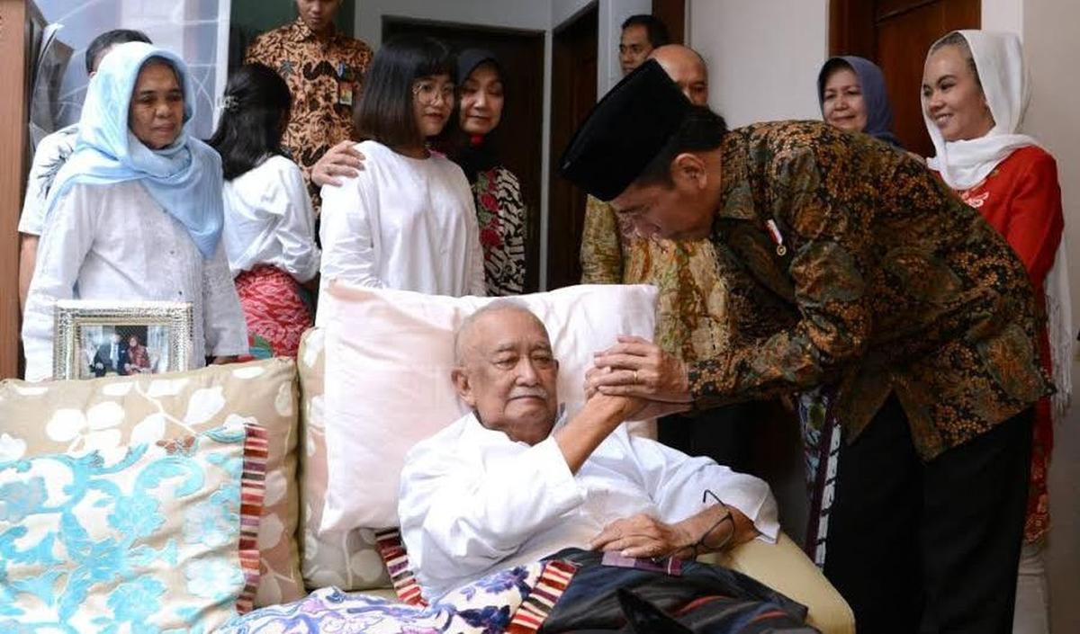 Kabar duka datang dari tokoh Jawa Barat Letnan Jenderal (Purn) TNI Solihin Gautama Purwanegara (Solihin GP).<br>