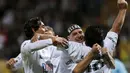 Mantan pemain Argentina, Diego Armando Maradona merayakan selebrasi bersama pemain lainnya pada laga amal untuk Perdamaian di Techo stadion, Bogota, Kolumbia (10/42015). (REUTERS/John Vizcaino)