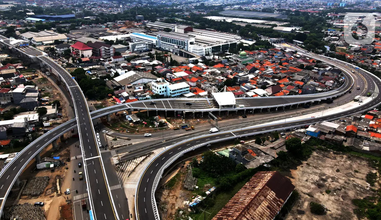 Foto udara Jalan Tol Layang Dalam Kota Kelapa Gading - Pulo Gebang, Jakarta, Sabtu (20/11/2021). Jalan Tol Layang Dalam Kota Kelapa Gading - Pulo Gebang memiliki enam ruas jalan dengan panjang 9,3 kilometer. (merdeka.com/Imam Buhori)