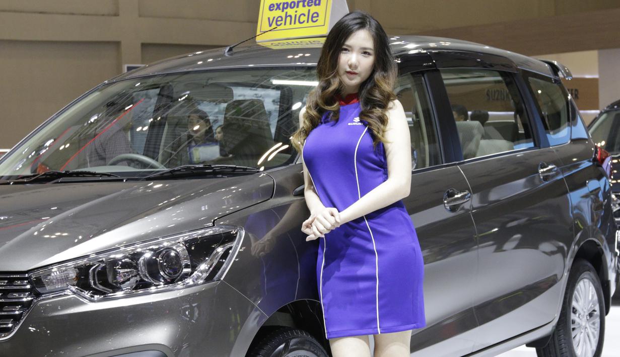 Sales Promotion Girl (SPG) berpose di depan kendaraan yang dipamerkan di GIIAS 2019, ICE BSD, Kamis (25/7). Kehadiran SPG tersebut selain untuk menarik perhatian pengunjung juga bisa memberikan informasi tentang produk. (Bola.com/M Iqbal Ichsan)