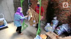 Pekerja menimbang sampah rumah tangga di bank sampah Gepe Two, Perumahan Griya Pamulang II, Tangerang Selatan, Banten, Rabu (23/12/2020). Bank sampah ini dikelola secara swadaya oleh masyarakat. (merdeka.com/Arie Basuki)