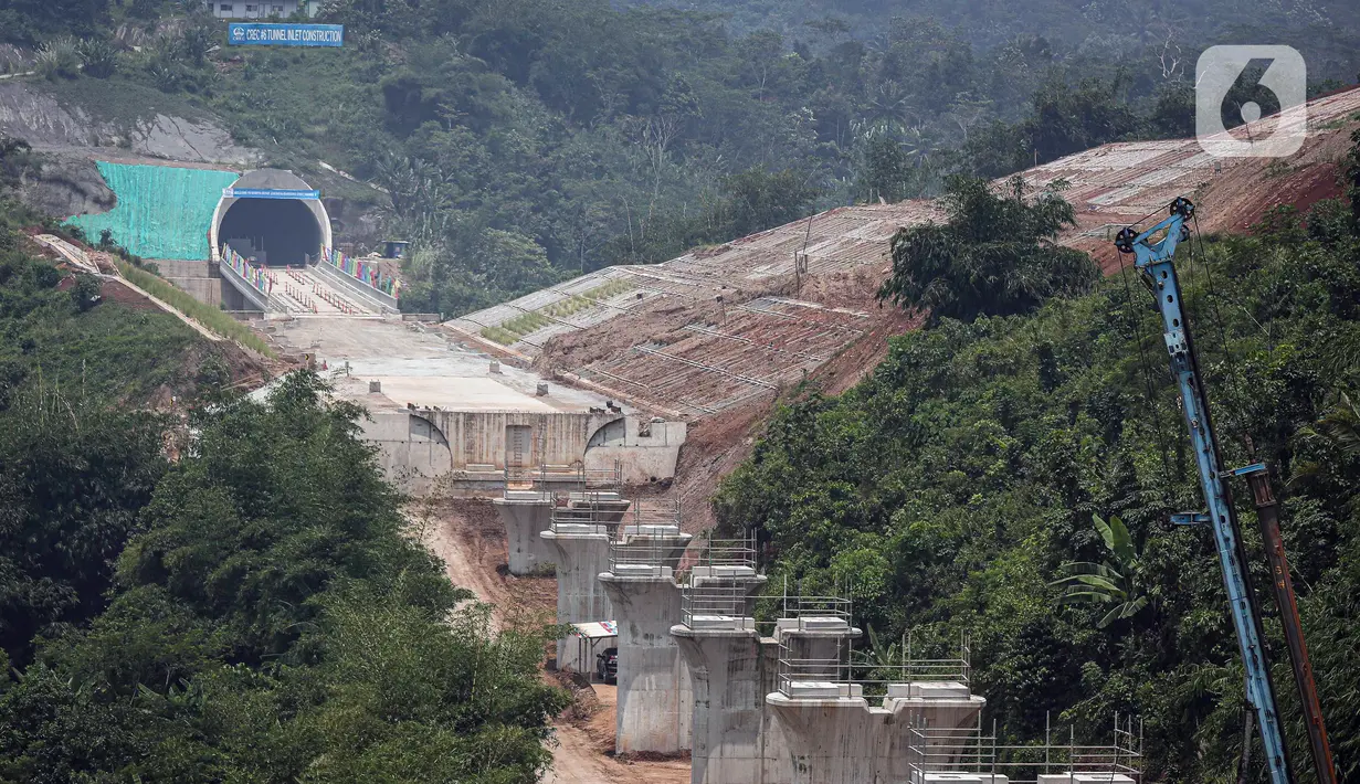 Suasana proyek Tunnel 6 kereta cepat Jakarta-Bandung di kawasan Cikalong Wetan, Depok, Purwakarta, Jawa Barat, Rabu (30/3/2022). Tunnel 6 menjadi salah satu tunnel terpanjang yang ditargetkan dalam waktu dekat akan tembus karena sudah mencapai 97,01 persen. (Liputan6.com/Faizal Fanani)