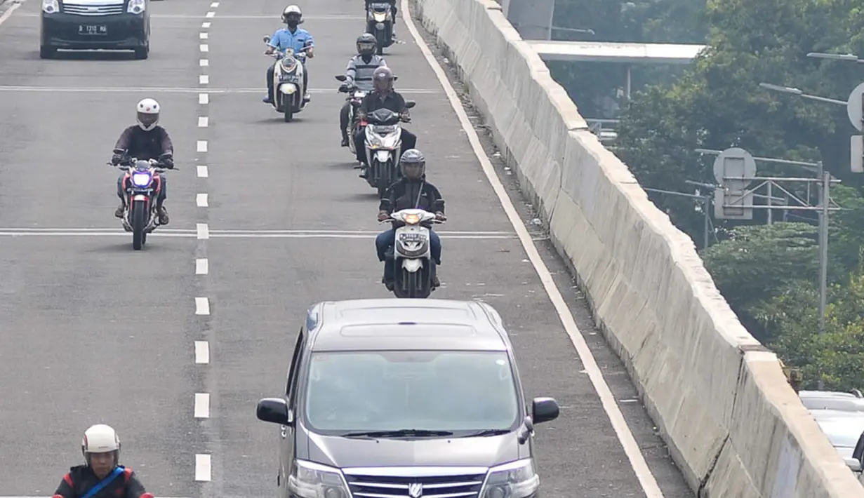 Pengendara sepeda motor nekat melintasi JLNT Casablanca, Jakarta, Kamis (23/3). Meski ada rambu larangan melintas, sejumlah pengedara motor tetap nekat melintasi jalan layang tersebut. (Liputan6.com/Yoppy Renato)