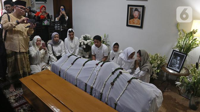GUS SHOLAH WAFAT: Keluarga dan kerabat berada dekat jenazah KH Salahuddin Wahid atau Gus Sholah di rumah duka, Tendean, Jakarta, Senin (3/2/2020). Pemimpin Pondok Pesantren Tebuireng tersebut meninggal pada usia 78 tahun. (Liputan6.com/Herman Zakharia)