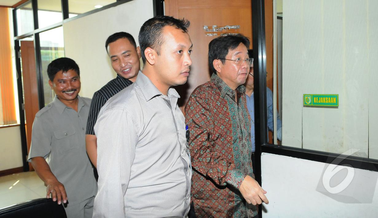 Terdakwa Presiden Direktur PT Sentul City, Kwee Cahyadi Kumala (kanan) saat akan mengikuti sidang lanjutan di Pengadilan Tipikor, Jakarta, Senin (30/3/2015). (Liputan6.com/Herman Zakharia)
