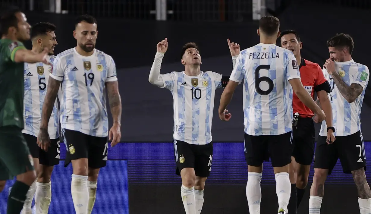 Tak puas hanya ciptakan Brace, Messi akhirnya mencetak Hattrick saat laga tinggal tersisa satu menit waktu normal. Penampilan impresif La Pulga sukses mengantarkan Argentina di tangga kedua klasemen sementara kualifikasi Piala Dunia 2022 zona Amerika Latin. (Foto: AP/Pool/Juan Ignacio Roncoroni)