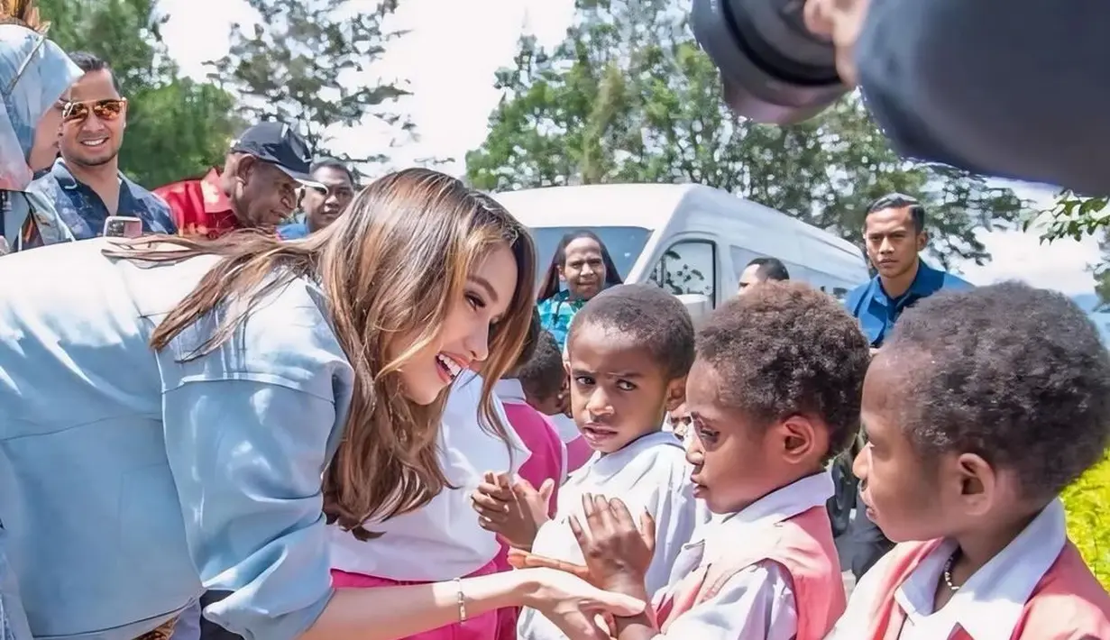 Tentu saja, Cinta tak ketinggalan menjajal pakaian adat Papua. [@claurakiehl]