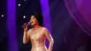 Biduan 40 tahun ini mendendangkan lagu Bisik-bisik Tetangga dan Rindu Berat saat di panggung D'Academy Indosiar (16/5/2014) (Liputan6.com/Miftahul Hayat)