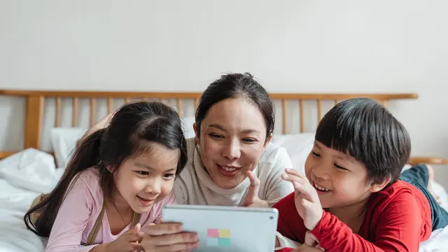 Ibu membacakan dongeng di kasur (Pexels)