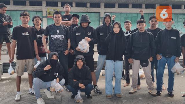 Aksi Suporter Garis Keras Sambernyawa Berbagi Takjil untuk Pengguna Jalan di Kawasan Fly Over Palur