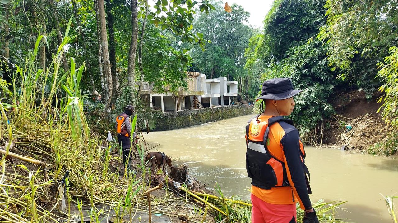 Tim SAR gabungan saat melakukan pencarian korban di wilayah Kabupaten Badung dan Kota Denpasar, Kamis (18/9)