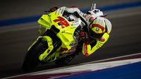 Pembalap Pertamina Enduro VR46, Marco Bezzecchi mengendalikan motornya saat tes pramusim MotoGP 2024 di Lusail International Circuit, Doha, Qatar, Selasa (20/02/2024) waktu setempat. (Dok. Pertamina Enduro VR46 Racing Team)