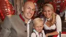 Gelandang Bayern Munchen, Arjen Robben (berpose bersama istrinya Bernadien Eillert dan putranya saat menghadiri festival bir Oktoberfest 2017 di Munich, Jerman (23/9). (AFP Photo/Pool/Alexandra Beier)