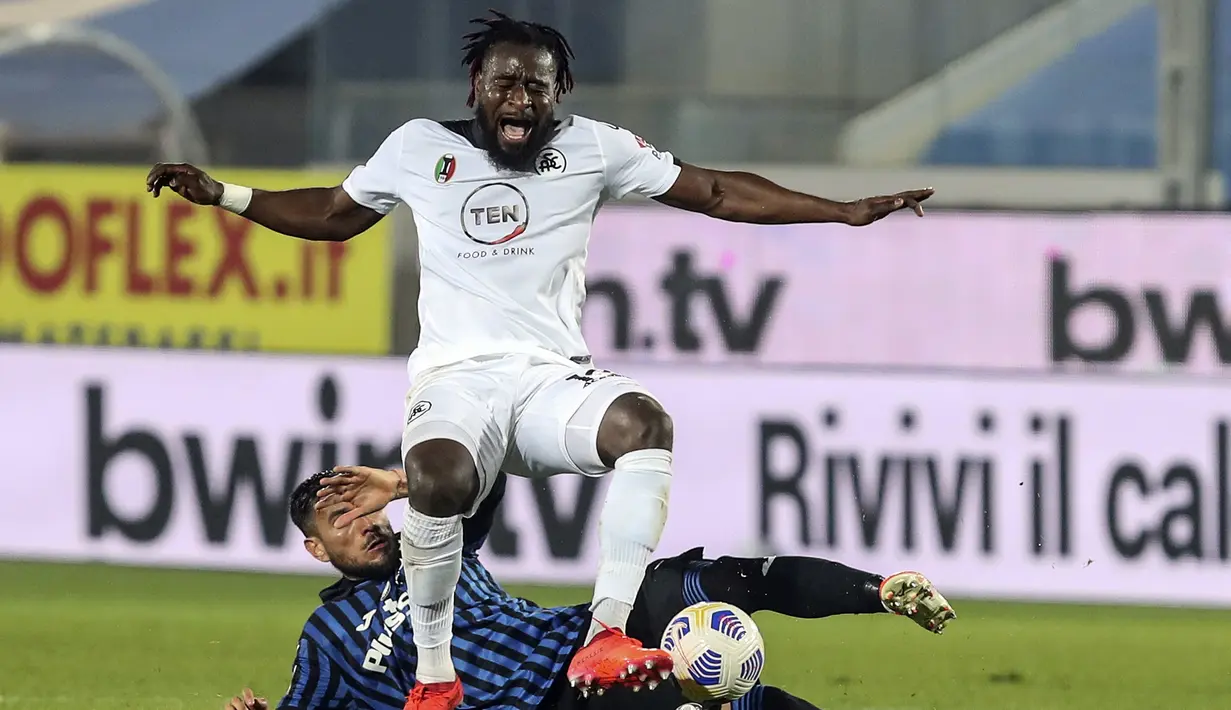 Striker Spezia, M'Bala Nzola (atas) meringis kesakitan usai ditekel bek Atalanta, Jose Luis Palomino dalam laga lanjutan Liga Italia 2020/2021 pekan ke-27 di Gewiss Stadium, Bergamo, Jumat (12/3/2021). Spezia kalah 1-3 dari Atalanta. (LaPresse via AP/Stefano Nicoli)
