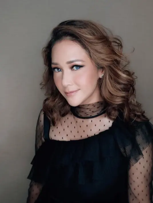 Maia tampil dengan rambut panjang memang selalu mencuri perhatian. Pemain 'Oh My God' ini mengaplikasikan model gaya rambut gerai yang dipadukan dengan gaya curly. Gaya rambut ini membuat tampilan Maia terlihat lebih manis dan juga feminin.(Liputan6.com/IG/@maiaestiantyreal)