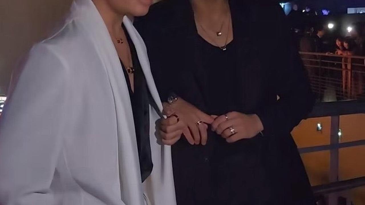 Di salah satu video viral lainnya, terlihat momen di balik layar foto Angga dan Mingyu yang dipuji visualnya sama sekali nggak kebanting. Dua-duanya cakep!<br>