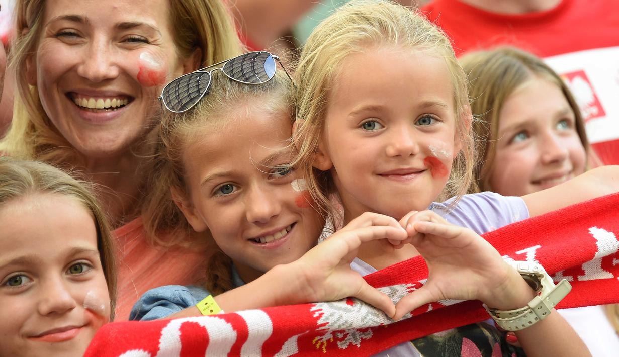 Salam hangat penuh cinta dari suporter cilik Polandia saat menyaksikan laga timnya melawan Portugal di Stade Velodrome, Marseille, (30/6/2016). (AFP/Anne-Christine Poujoulat)