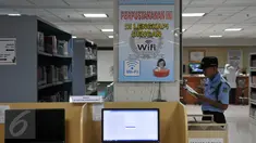 Petugas membaca buku di perpustakaan DPR, kompleks Parlemen Senayan, Jakarta, Jumat (01/04). Rencananya, pimpinan DPR RI akan membangun gedung perpustakaan mewah di Komplek Parlemen Senayan, dengan anggaran Rp 570 miliar. (Liputan6.com/Johan Tallo)