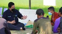 Menteri BUMN Erick Thohir berbincang dengan petani