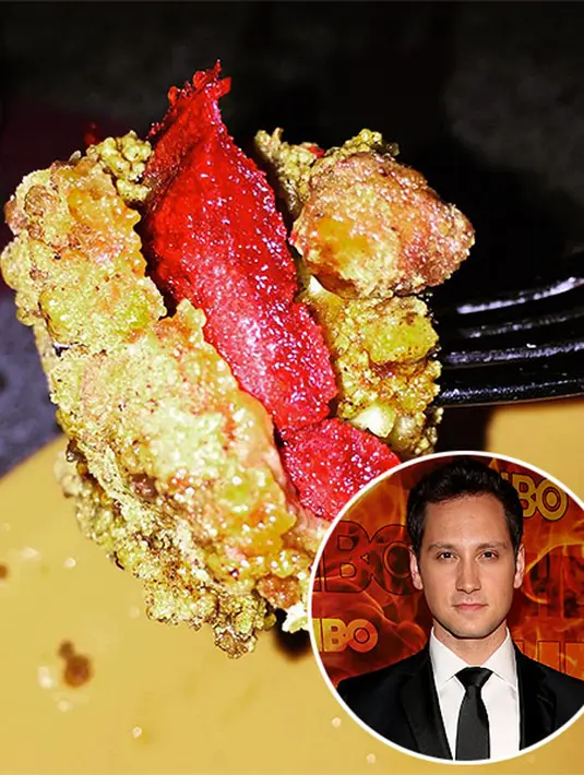 'Red velvet chicken and waffle' milik aktor Matt Mcgorry ini seakan tak dapat menyembunyikan suara perut lapar. (via people.com)