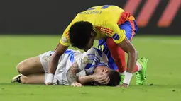 Ekspresi kesakitan pemain Argentina, Lionel Messi (kiri) pada laga final Copa America 2024 melawan Kolombia di Hard Rock Stadium, Miami, Florida, Senin (15/07/2024) WIB. (AFP/Buda Mendes)