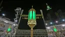 Petugas saat mengganti kain penutup Ka'bah (Kiswah) dengan yang baru di Masjidil Haram, kota suci Makkah, Arab Saudi (18/7/2021). Menjelang puncak ibadah haji 1442 H, petugas Masjidil Haram melakukan penggantian kain penutup Ka'bah lama dengan Kiswah yang baru. (AFP Photo)