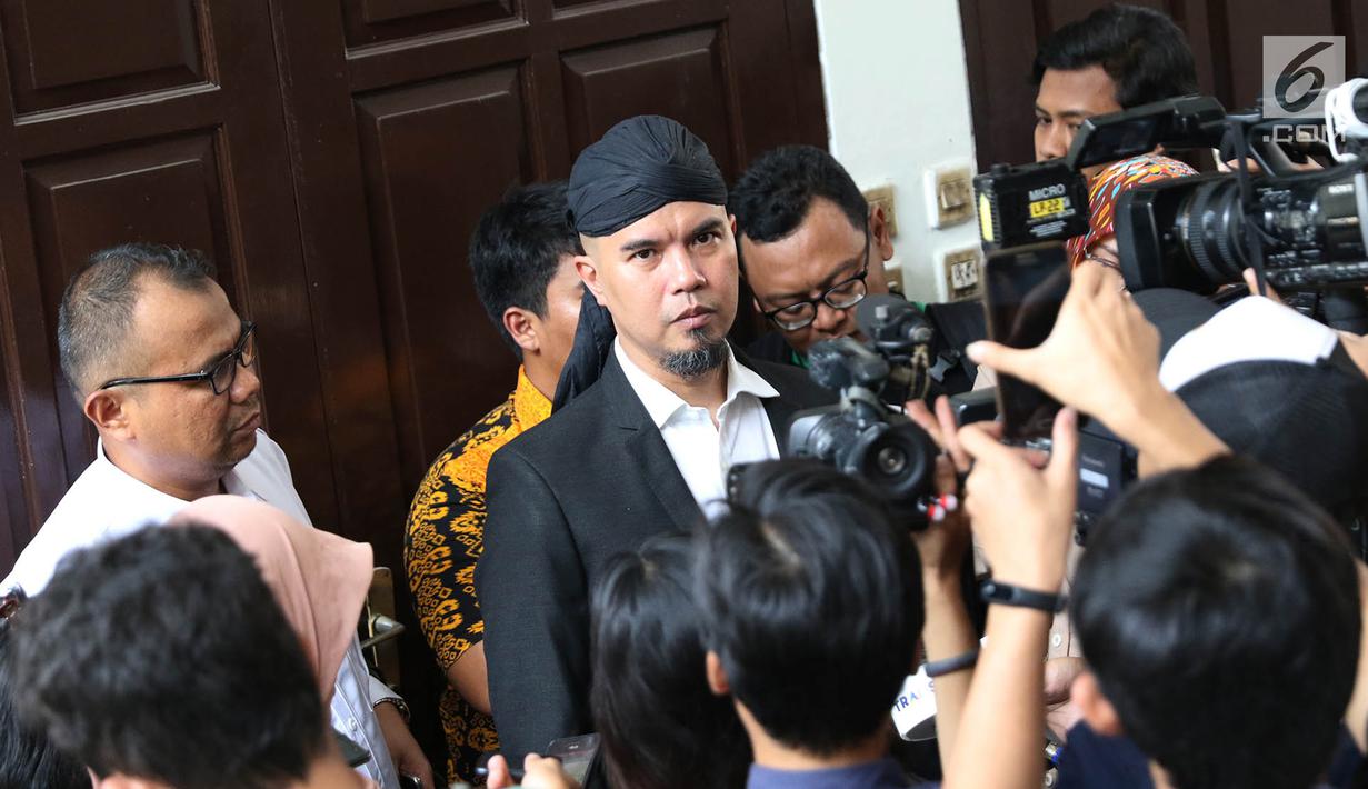 Terdakwa perkara ujaran kebencian, Ahmad Dhani menjawab pertanyaan wartawan saat menghadiri sidang lanjutan di PN Jakarta Selatan, Senin (14/5). Persidangan Dhani akan dilanjutkan untuk memeriksa bukti yang diajukan JPU. (Liputan6.com/Immanuel Antonius)