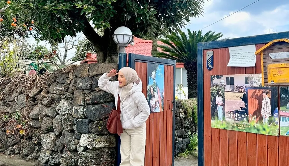 Drama "Welcome to Samdal-ri" mengambil latar cerita di sebuah desa fiktif bernama Samdal-ri di Pulau Jeju. Berbeda dari kebanyakan K-Drama yang sering berlokasi di perkotaan, drama ini menawarkan suasana desa yang asri dan menyentuh. Para penonton dibuat larut dengan kehangatan cerita yang dihadirkan. (Liputan6.com/IG/@nabilaishma)