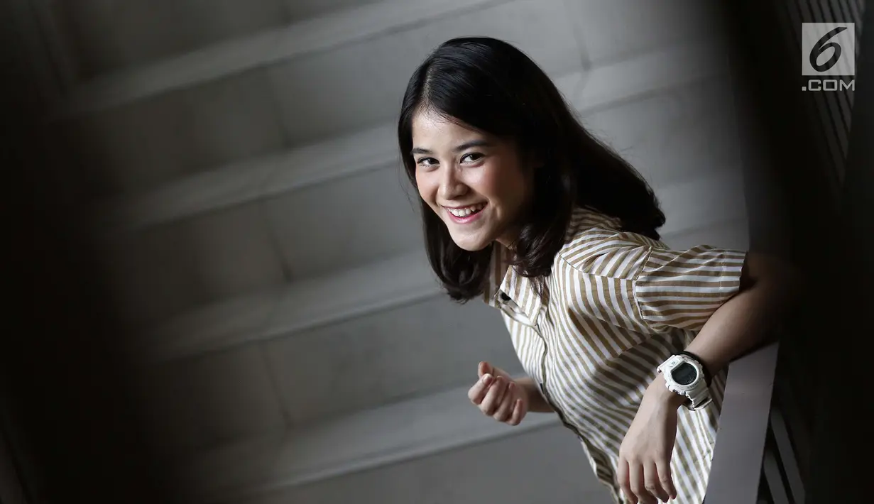 Penyanyi Ashira Zamita tersenyum saat pemotretan di kantor KLY, Gondagdia, Jakarta, Senin (1/10). Ashira Zamita merupakan artis cilik wanita yang pernah bermain di sinetron Cinta Fitri. (Liputan6.com/Herman Zakharia)