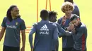 Para pemain Belgia telihat bermain dan bercanda saat mengikuti sesi latihan di  Girondins de Bordeaux, Le Haillan, Prancis, (28/6/2016). (REUTERS/Regis Duvignau)