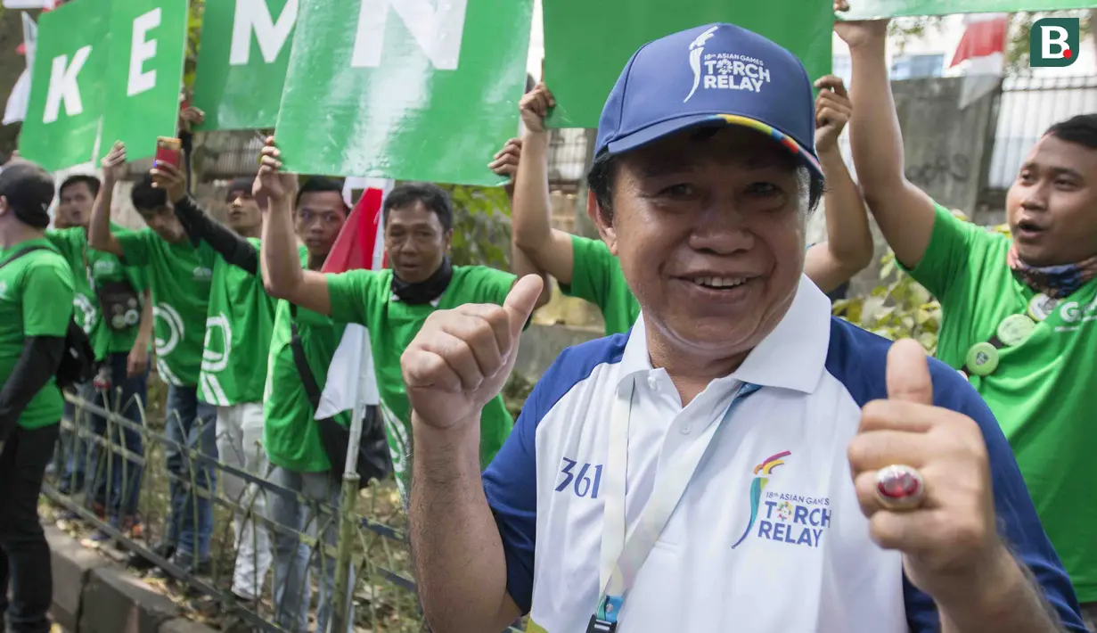Legenda tinju Indonesia, Ellyas Pical, saat pawai obor Asian Games 2018 di Bogor, Jawa Barat, Selasa (14/8/2018). Api obor yang datang dari Cianjur itu langsung diarak mengelilingi jalanan protokol Kota Bogor. (Bola.com/Reza Bachtiar)