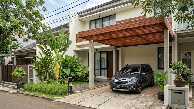 Carport Gaya Tropis Minimalis dengan Kayu Merbau