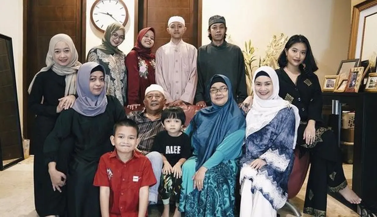 Berikut beberapa potret rumah penyanyi berusia 49 tahun ini yang jarang tersorot. Rumahnya tampak asri seperti menyatu dengan alam. Rumah Ikke juga kerap dijadikan sebagai tempat kumpul keluarganya. [Foto: dok. Instagram/ikkenurjanah0518]