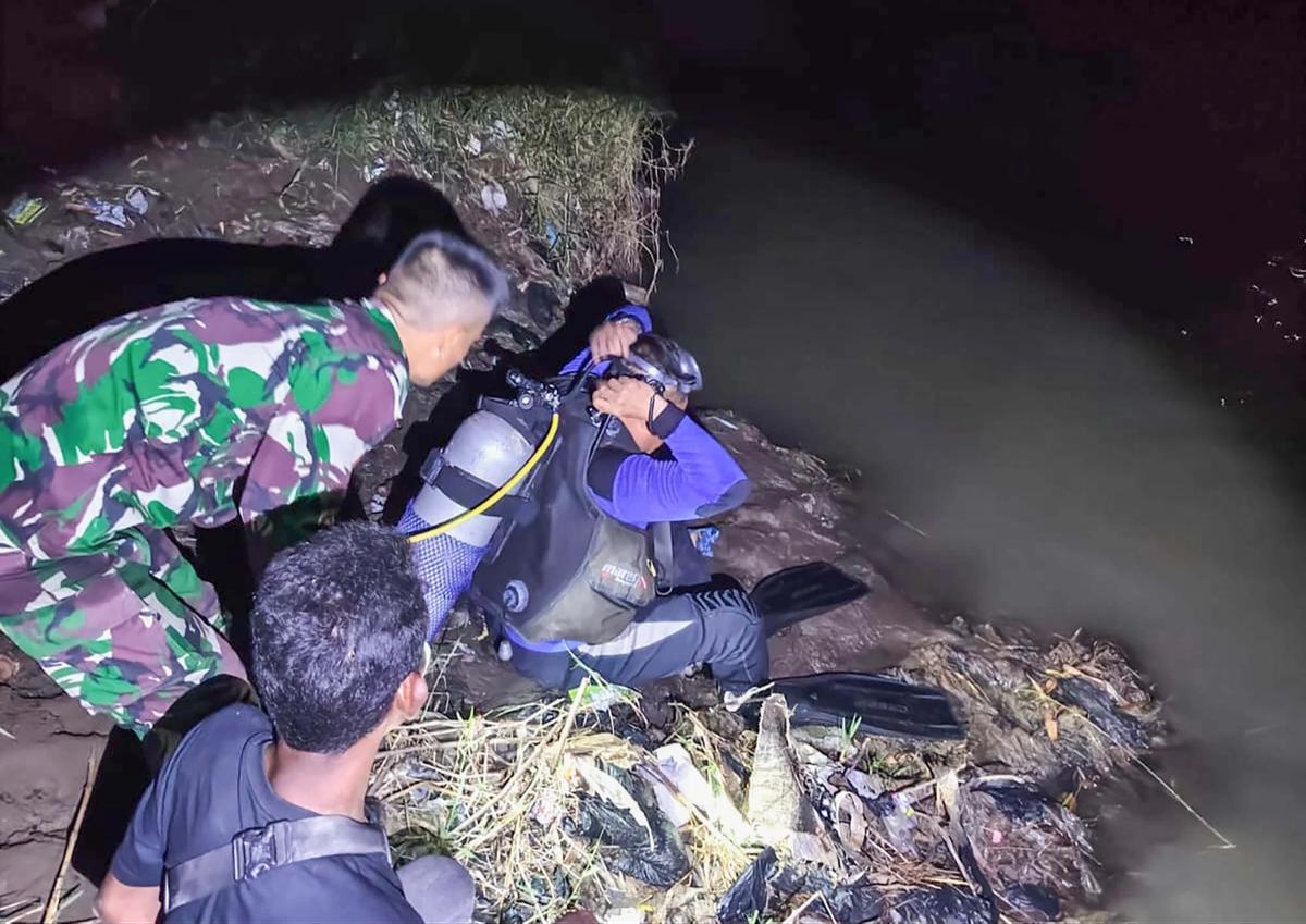 FOTO: TNI AL Evakuasi Dua Korban Tenggelam di Sungai Cisanggarung Cirebon
