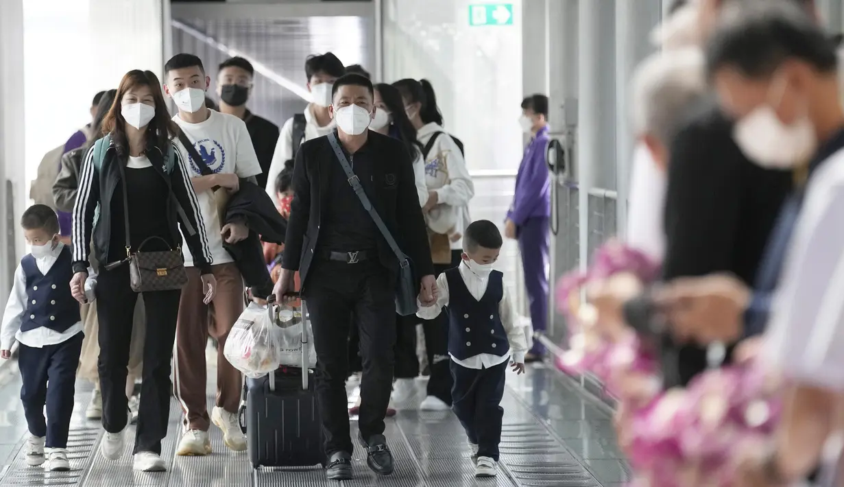 Wisatawan China tiba di Bandara Internasional Suvarnabhumi di provinsi Samut Prakarn, Thailand, Senin (9/1/2023). Thailand berharap dapat menerima sejumlah besar pengunjung dari China lagi setelah Beijing melonggarkan pembatasan perjalanan pada hari Minggu. (AP Photo/Sakchai Lalit)