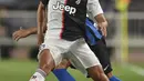 Bek Juventus,  Mattia De Sciglio mengontrol bola dari kawalan gelandang Inter Milan, Danilo D 'Ambrosio selama laga International Champions Cup 2019 di Nanjing Olympic Sports Center Gymnasium, China (24/7/2019). Juventus menang adu penalti atas Inter Milan 4-2 (1-1). (AFP Photo/Hector Retamal)