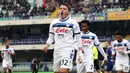 Pemain Atalanta, Mateo Retegui merayakan golnya ke gawang Hellas Verona dalam laga lanjutan Liga Italia 2024/2025 di Marcantonio Bentegodi Stadium, Verona, Italia, Sabtu (09/02/2025). (AP Photo/LaPresse/Paola Garbuio)